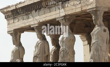 erechthion cariatidi presso l'acropoli di atene, grecia Foto Stock