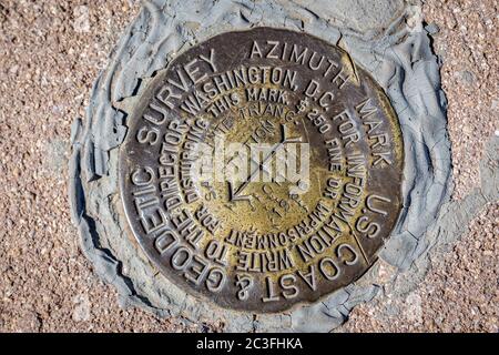 Un logo descrittivo di rilievo geodetico nel Parco Nazionale di Haleakala, Hawaii Foto Stock