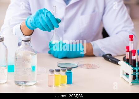 Giovane maschio farmacia in laboratorio Foto Stock