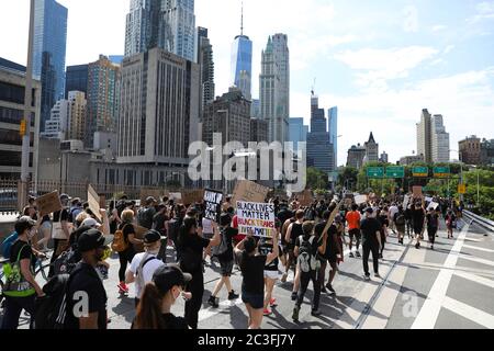 New York, Stati Uniti. 19 giugno 2020. I dimostranti marciano a New York, Stati Uniti, 19 giugno 2020. Venerdì i newyorkesi hanno segnato il giorno del diciassettesimo giugno, il giorno in cui commemoravano l'emancipazione degli afroamericani schiavi, con marce e proteste mentre il paese sta vivendo un nuovo momento di recitazione dell'ingiustizia razziale. Credit: Wang Ying/Xinhua/Alamy Live News Foto Stock