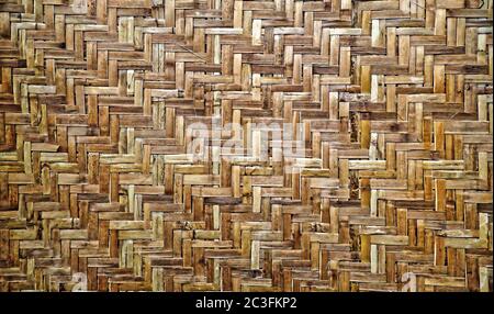 Un vecchio tappeto di erba di bambù intrecciato Foto Stock