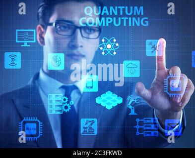 Imprenditore premendo il tasto virtuale in quantum computing concept Foto Stock