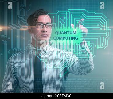 Imprenditore premendo il tasto virtuale in quantum computing concept Foto Stock