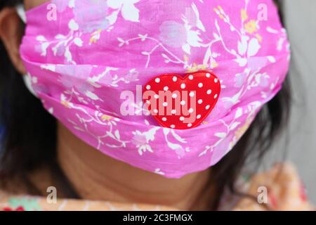 Donna che indossa maschera protettiva, primo piano Foto Stock