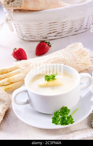 Deliziosa zuppa di crema di asparagi bianchi Foto Stock