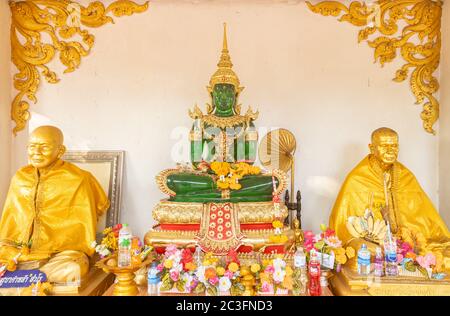 Phayao, Thailandia - 31 dicembre 2019: Statua del Buddha di Smeraldo e statua del Mistico d'Oro a Wat Phra Nang DIN o tempio Phra Nang DIN a Chiang Kham District Phaya Foto Stock