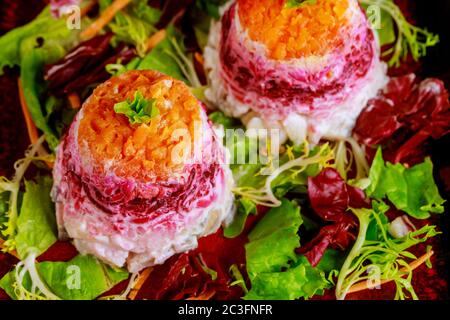 Insalata russa di barbabietole con aringhe e verdure. Foto Stock