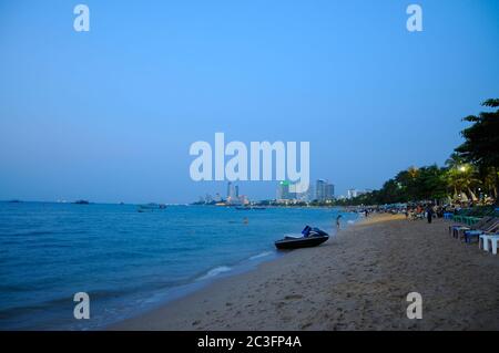 Persone non identificate lungo Pattaya Beach al tramonto Foto Stock