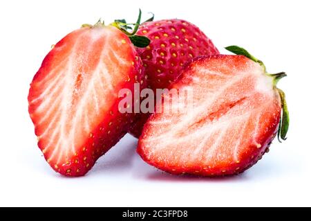 Fragola con foglie isolato su sfondo bianco con tracciato di ritaglio Foto Stock