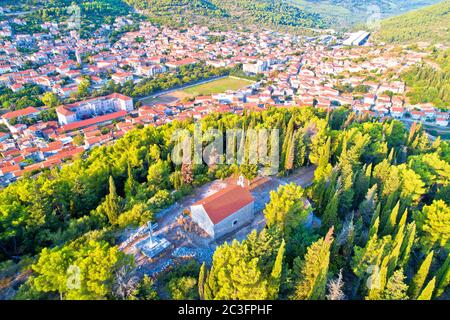 Blato sull'isola di Korcula città storica in verde paesaggio vista aerea Foto Stock