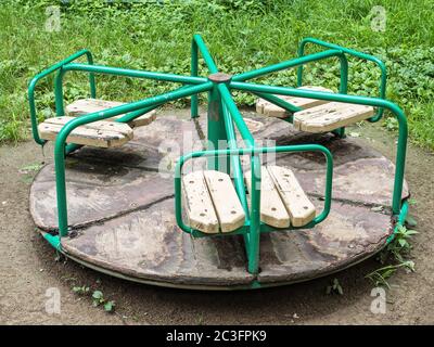 Giro verde swing nel parco giochi sulla strada Foto Stock