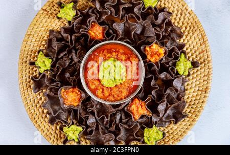 Tortilla di mais blu con salsa e guacamole. Primo piano. Cibo messicano. Foto Stock
