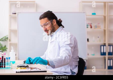 Giovane maschio farmacia in laboratorio Foto Stock