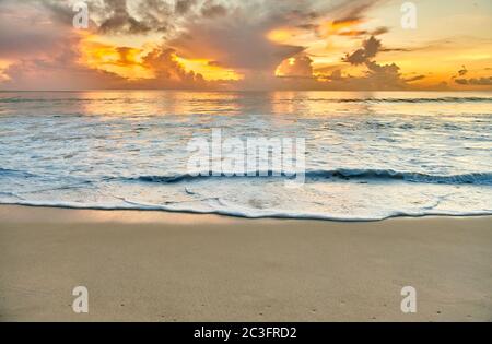 Bellissimo tramonto alle Seychelles spiaggia Foto Stock