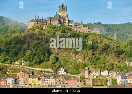 Cochem città in Germania sul fiume Mosella con castello di Reichsburg Foto Stock