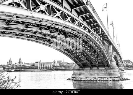 Il ponte Theodor Heuss tra Wiesbaden e Magonza sul Reno, in Germania Foto Stock