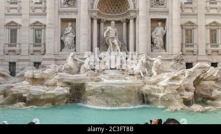 i turisti posano per scattare foto alla fontana di trevi a roma Foto Stock