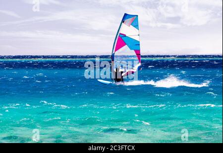 Windsurf corre sulle onde del Mar Rosso in Egitto Sharm El Sheikh Foto Stock