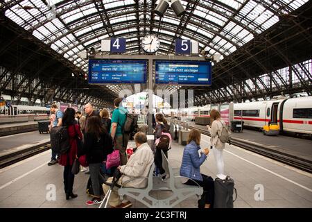 COLONIA, GERMANIA - SETTEMBRE 11 : i tedeschi e i viaggiatori stranieri che camminano in treno in attesa nel terminal di koln o Kolne Central Hauptbahnhof Foto Stock