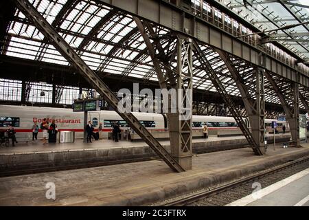 COLONIA, GERMANIA - SETTEMBRE 11 : i tedeschi e i viaggiatori stranieri che camminano in treno in attesa nel terminal di koln o Kolne Central Hauptbahnhof Foto Stock