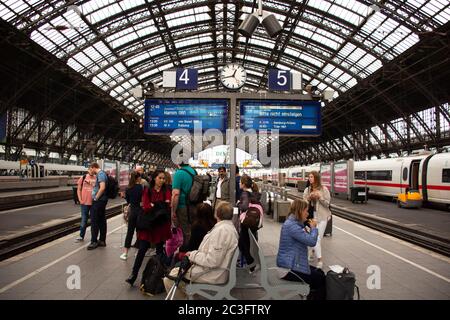 COLONIA, GERMANIA - SETTEMBRE 11 : i tedeschi e i viaggiatori stranieri che camminano in treno in attesa nel terminal di koln o Kolne Central Hauptbahnhof Foto Stock