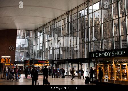 COLONIA, GERMANIA - SETTEMBRE 11 : i tedeschi e i viaggiatori stranieri che camminano in treno in attesa nel terminal di koln o Kolne Central Hauptbahnhof Foto Stock