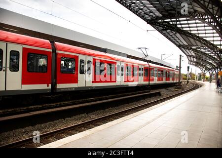 COLONIA, GERMANIA - SETTEMBRE 11 : i tedeschi e i viaggiatori stranieri che camminano in treno in attesa nel terminal di koln o Kolne Central Hauptbahnhof Foto Stock