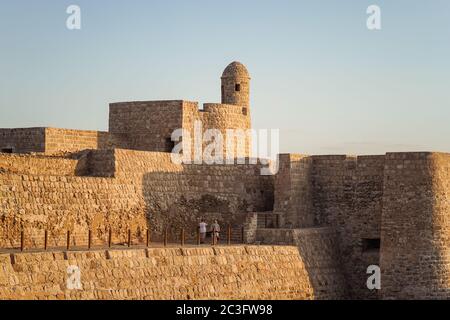 Manama / Bahrain - 10 gennaio 2020: Turisti che visitano il castello di Qall'at al-Bahrain nella capitale di Manama del Bahrain Foto Stock