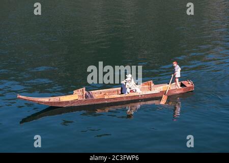 Hallstatt, Austria - Giugno 12 2020: Plaette, la tradizionale barca a falò o canottaggio sul lago Hallstatt, chiamato anche Fuhre con i turisti in crociera Foto Stock