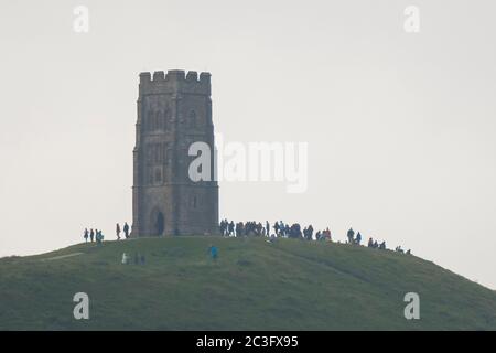 Glastonbury, Somerset, Regno Unito. 20 giugno 2020. Regno Unito Meteo. Un gran numero di persone si sono riunite sulla cima di Glastonbury Tor a Somerset per guardare l'alba solstizio d'estate, ma il cielo era denso di nuvole all'alba. Immagine: Graham Hunt/Alamy Live News Foto Stock