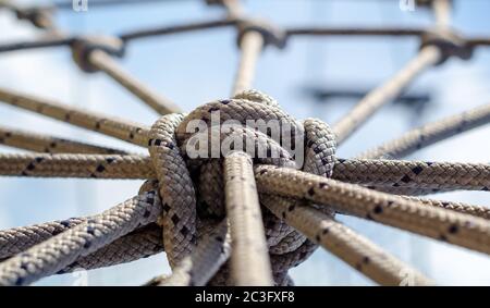 molte corde e un nodo grande da vicino Foto Stock
