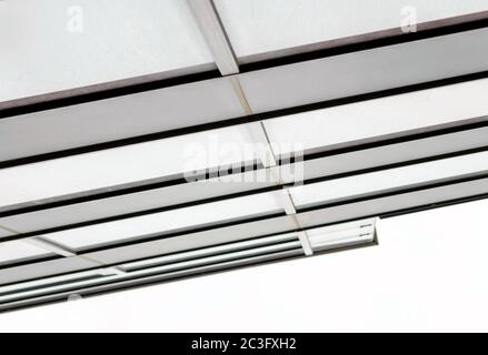 frammento delle pareti e delle finestre di un alto edificio moderno per uffici Foto Stock