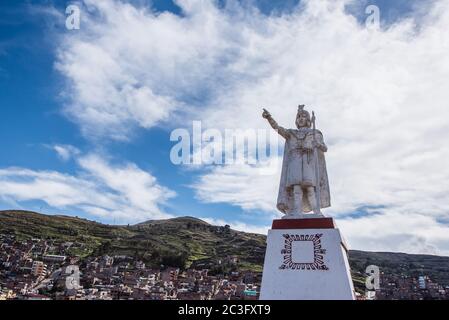 Una statua di Manco Capac nel Parco Huajsapata che domina la città di Puno in Perù Foto Stock