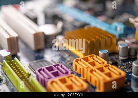 Primo piano di una scheda madre per computer, concetto di industria informatica. Foto Stock