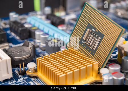 Primo piano di una scheda madre per computer, concetto di industria informatica. Foto Stock