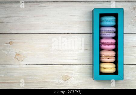 Macaroon multicolore in confezione regalo Foto Stock