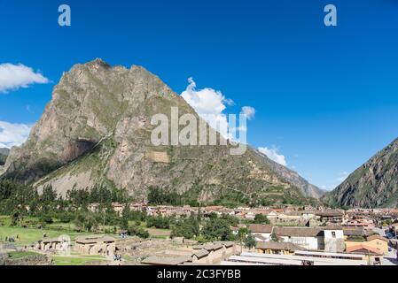 Pinkuylluna Montagna e città di Ollantaytambo, la Valle Sacra degli Incas, vicino a Cusco, Perù Foto Stock