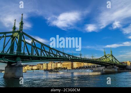 Ponte della libertà sul Danubio a Budapest, Ungheria Foto Stock