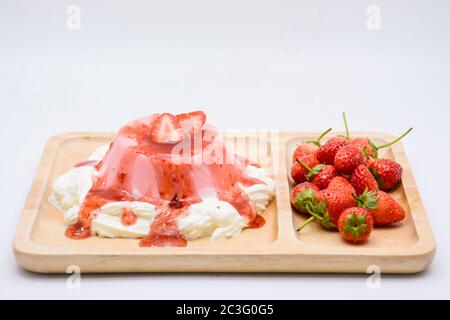 Dessert italiano Pana cotta con fragole Foto Stock