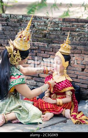 Donna asiatica che indossa abiti tradizionali thailandesi. È letteralmente mezzi abiti thailandesi, costume nazionale. Foto Stock
