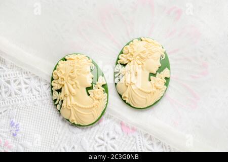 Cameo di antiquariato con Signore faccia, cammeo spilla che rappresenta il lato ritratto di una donna Foto Stock