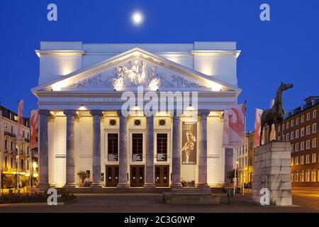 Teatro in serata con luna piena, Aquisgrana, Nord Reno-Westfalia, Germania, Europa Foto Stock