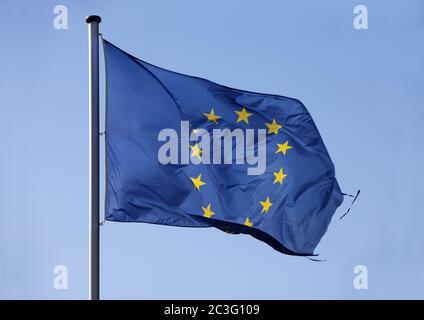 Bandiera europea nel vento, strappata, foto simbolica, Germania Foto Stock