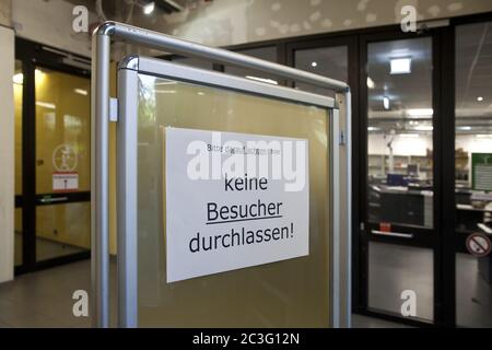 Cartello Nessun visitatore ha lasciato attraverso nella casa di quartiere, Coronavirus, aprile 2020, Siegburg, Germania Foto Stock