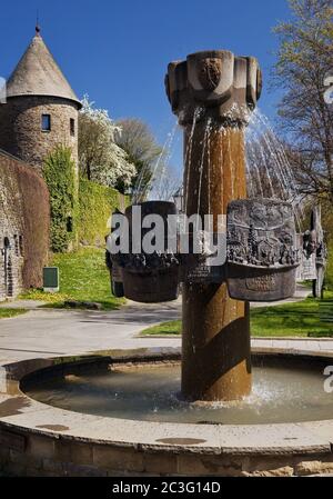 Storia fontana con mura della città e torre d'angelo, Olpe, Nord Reno-Westfalia. Germania, Europa Foto Stock