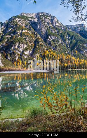 Autunno tranquillo lago alpino Durrensee o Lago di Landro. Gruppo roccioso di Cristallo innevato alle spalle, Dolomiti, Italia, E. Foto Stock