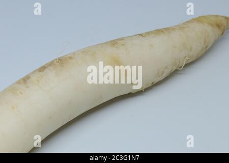 Fresco biologico daikon ravanelli isolati su sfondo bianco Foto Stock