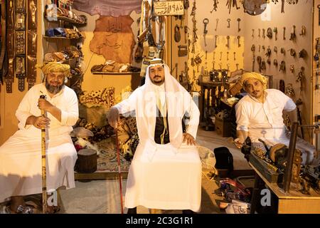 Persone vestite in vecchio abito culturale in Jeddah Festival, Jeddah, Arabia Saudita, 2019 giugno Foto Stock