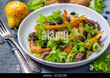 Insalata con fegato di pollo fritto e pere. Foto Stock