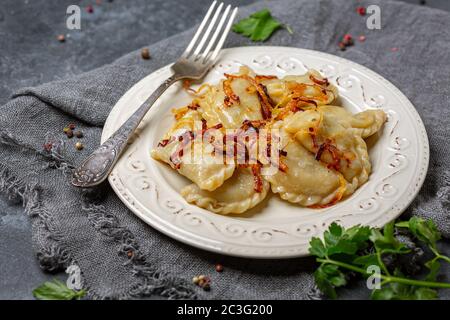 Gnocchi con cavolo è un piatto tradizionale dell'Europa orientale. Foto Stock